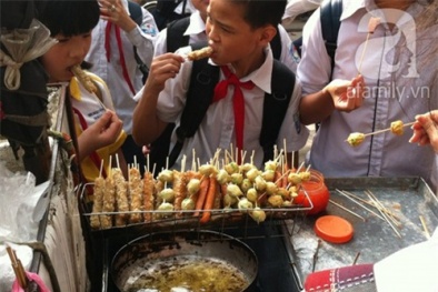 Đồ ăn trước cổng trường: Nguy cơ ngộ độc cấp tính